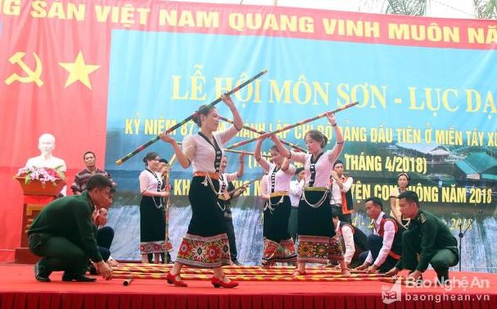 Văn nghệ chào mừng trong màn khai hội của đội văn nghệ quần chúng xã Môn Sơn. Ảnh : Hồ Phương