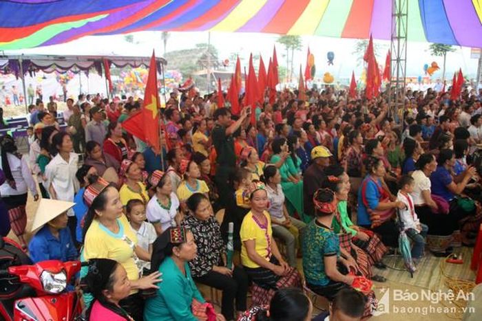 Đông đảo người dân hai xã Môn Sơn và Lục Dạ tham gia khai hội. Ảnh: Hữu Vi