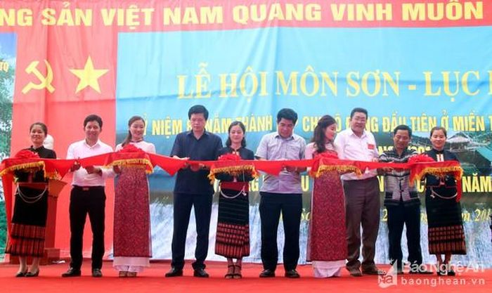 Cắt băng khai trương mùa du lịch năm 2018. Ảnh: Hồ Phương