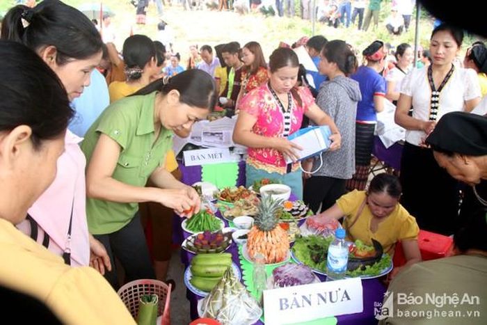 Thi ẩm thực truyền thống tại lễ hội. Ảnh: Hồ Phương