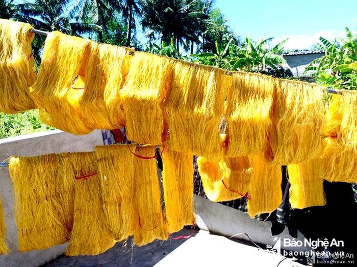 Giá tơ thành phẩm hiện nay là 800.000 - 1.000.000 đồng/kg, từ đây được đưa đi tiêu thụ ở Hà Nội, Lào, Thái Lan và dệt tại các làng dệt ở Nghệ An. Ảnh: Quang An