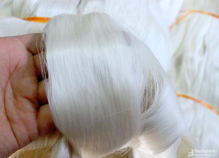 Tơ tinh trắng hiện có giá 1 triệu đồng/kg làm từ kén trắng loại 1. Mỗi năm xã Diễn Kim sản xuất được gần 7 tấn tơ loại này. Ảnh: Quang An