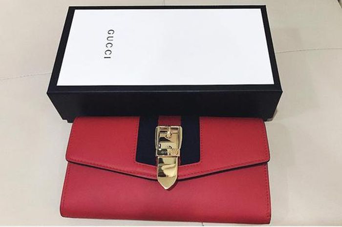 Một chiếc ví Gucci màu đỏ có giá không hề 'mềm'. 