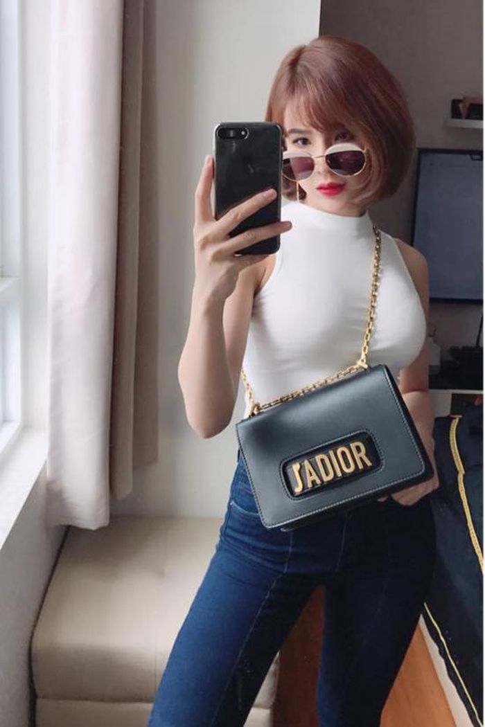 Dior J'adior – mẫu túi thời thượng gây ‘phải lòng’ nhiều sao nữ Việt. 
