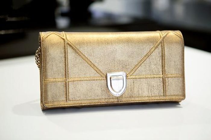 Dior là thương hiệu Diệp Lâm Anh rất thích. Chiếc clutch golden này có giá hơn 30 triệu đồng. (Ảnh: 2Sao)