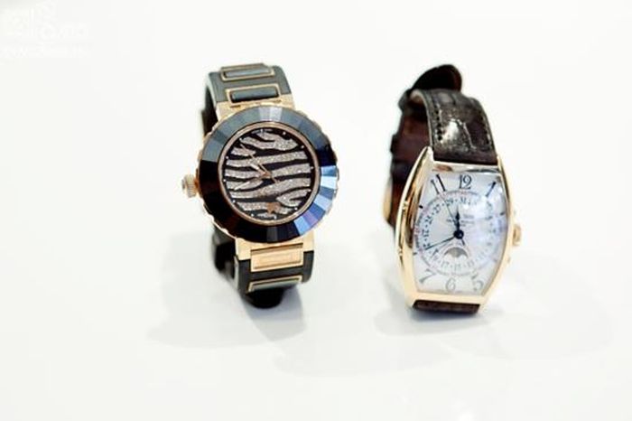 Đây cũng là 2 chiếc đồng hồ Diệp Lâm Anh thường xuyên sử dụng. Trong đó chiếc Swarovski màu đen (bên trái) được đặt hàng ở nước ngoài với giá khoảng hơn 14 triệu đồng. Chiếc còn lại của hãng Franck Muller, là món quà bạn trai thiếu gia tặng. Giá của nó lên đến gần 300 triệu đồng.