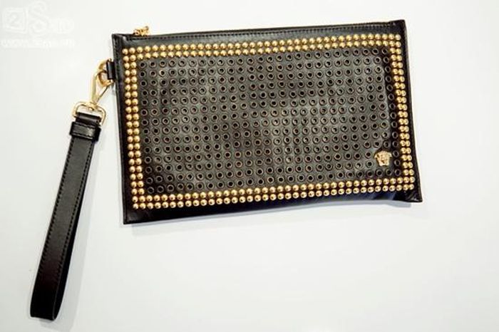 Chiếc clutch này đến từ thương hiệu Ý Versace có giá khoảng 20 triệu đồng.