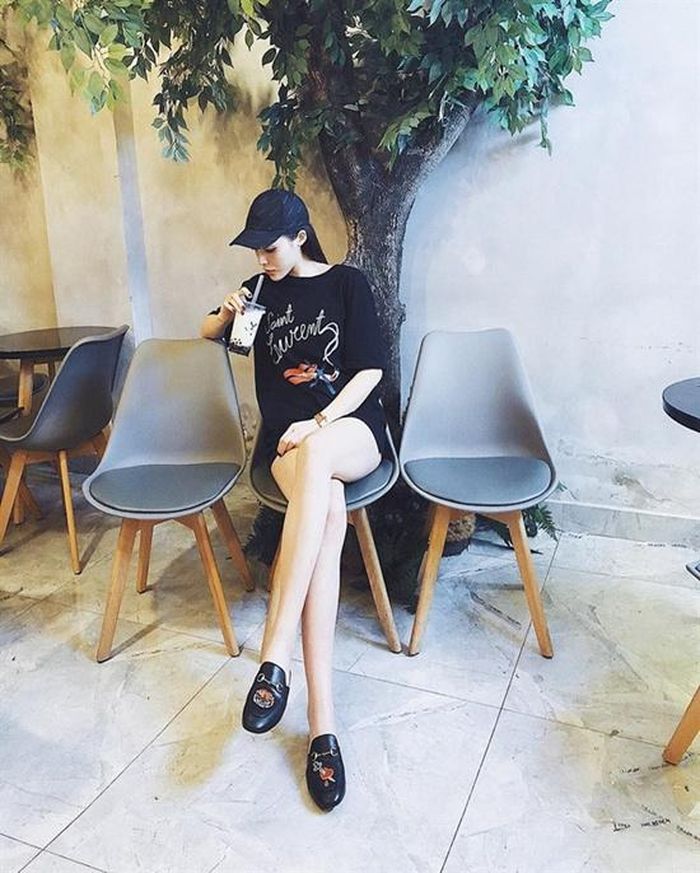Cô bạn thân Kỳ Duyên ghé thăm một trong chuỗi cửa hàng trà sữa của Diệp Lâm Anh.