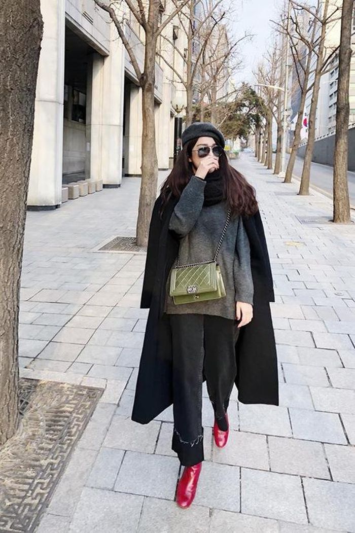 Diệp Lâm Anh có hai chiếc túi Chanel dòng boy bag rất được các sao nữ Việt ưa chuộng. Tùy vào kích thước mà mỗi chiếc túi sẽ có giá khác nhau.