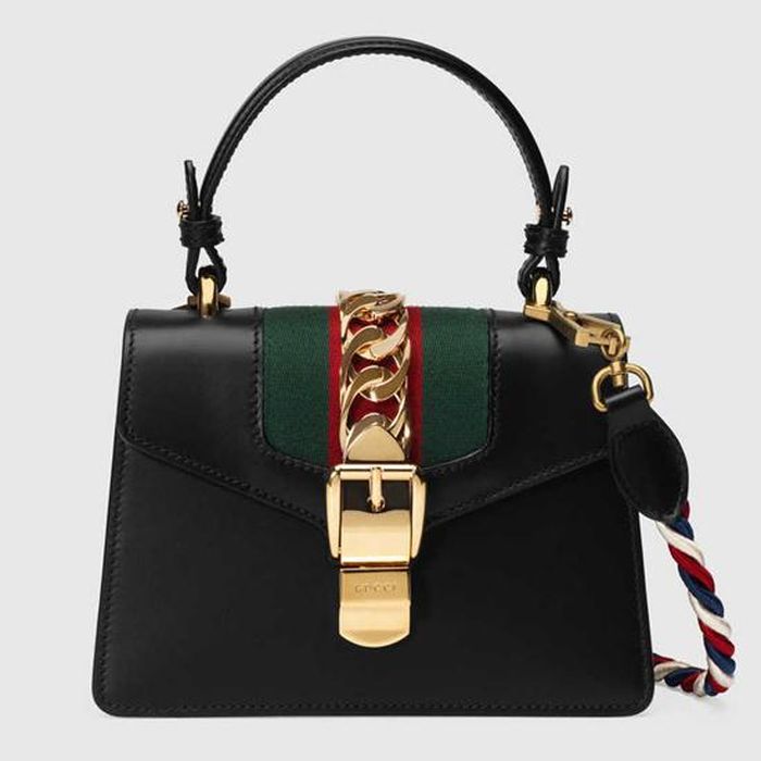 Diệp Lâm Anh cũng có một số túi xách Gucci. Đơn cử như chiếc Sylvie Leather Mini Bag có giá bán 2.250 USD (khoảng gần 52 triệu đồng) này. 
