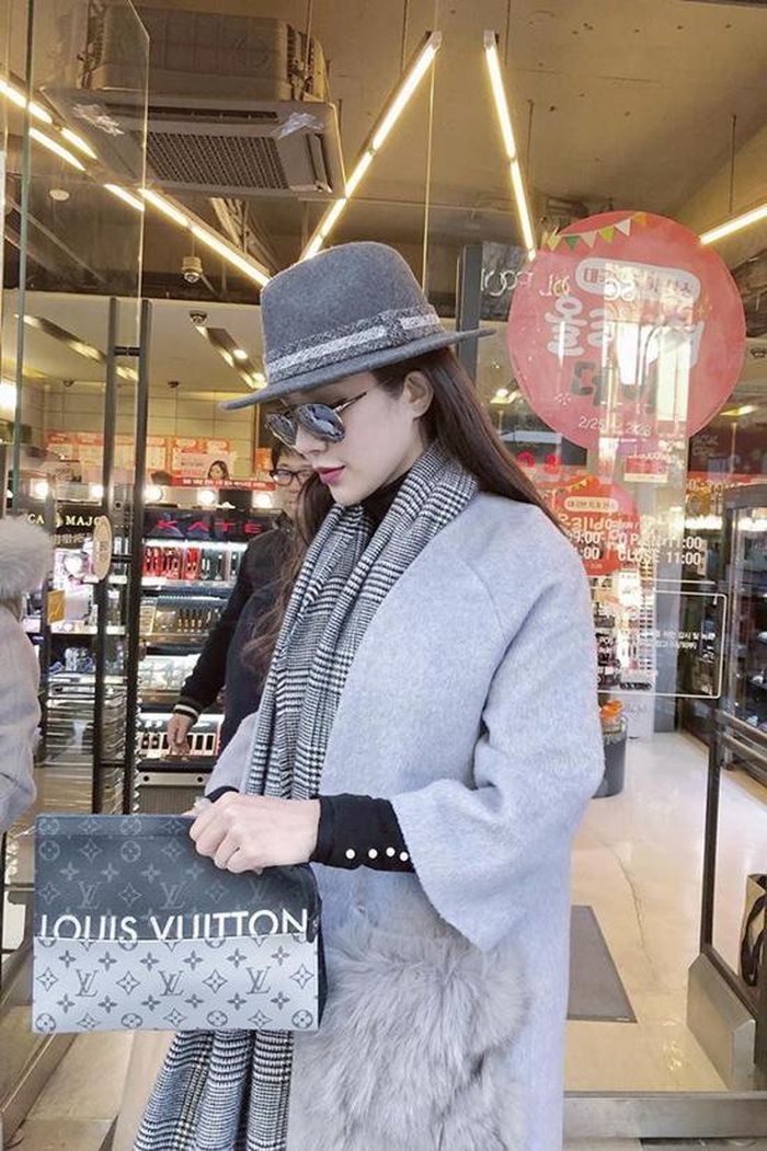 Còn đây là mẫu túi Louis Vuitton mới toanh cô vừa dùng trong chuyến đi Hàn Quốc gần đây. 