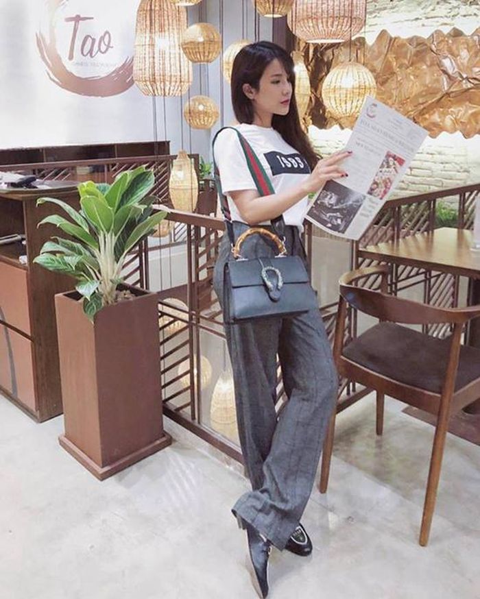 Chiếc túi quai tre đơn giản của cùng thương cũng có giá gần 40 triệu đồng.