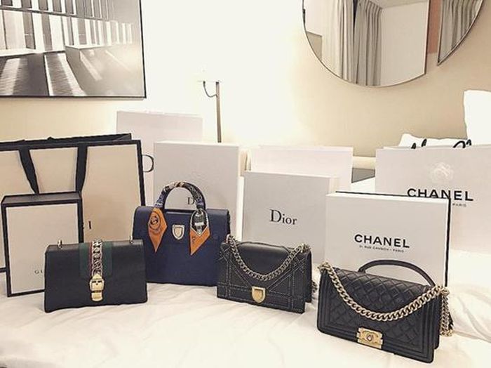 Trong chuyến du lịch châu Âu năm ngoái, Diệp Lâm Anh mua một lúc 4 chiếc túi hiệu thời thượng bậc nhất mà ai cũng khao khát muốn có.