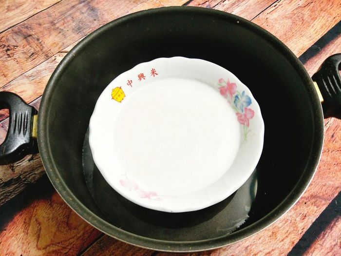 Bạn chia hỗn hợp rau câu làm 2 phần, 1 phần giữ nguyên để làm phần thạch màu trắng trong và phần còn lại bạn cho nước cốt dừa vào cùng rồi khuấy đều, như vậy chúng ta được phần thạch màu trắng đục, bạn đun cách thủy trên bếp giữ cho nước thạch luôn ấm nóng. 