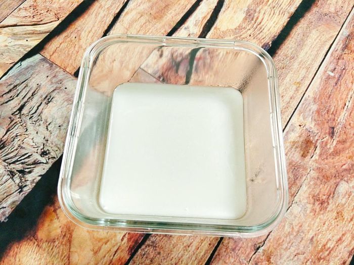 Đổ thạch, bạn múc 2 muôi thạch màu trắng đục vào khuôn và đợi cho thạch se lại mới đổ tiếp phần thạch màu trắng trong. Cứ như vậy bạn đổ sen kẽ 2 lớp thạch cho đều nhau và tới khi hết nguyên liệu. Lưu ý: Trong quá trình đổ thạch bạn nên để phần nước thạch chưa sử dụng ở trên bếp với mức lửa nhỏ nhất, tránh cho thạch bị đông lại và thi thoảng khuấy đều. Thạch sau khi đã đổ xong thì đợi cho nguội rồi đem cất tủ lạnh 2 tiếng là có thể lấy thạch ra, cắt miếng bày ra đĩa thưởng thức. 
