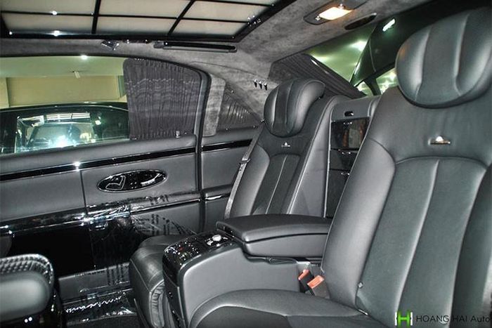 Maybach tập trung vào sự tiện nghị và đẳng cấp nhất ở hàng ghế sau cho các ông chủ. Ghế bọc da Nappa cao cấp và có chức năng đỡ chân chỉnh điện. Nó được trang bị dàn âm thanh đẳng cấp Bose đi kèm đầu DVD kết nối với 2 màn hình TFT 9,5 inch gắn sau lưng 2 hàng ghế trước. Ở giữa 2 hàng ghế là hộc đựng rượu champagne và bộ ly mạ bạc...