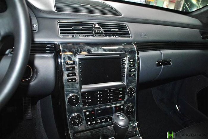Ở Maybach 62S, khoang lái giữa hàng ghế trước và sau sẽ được chia cách bằng vách ngăn với da, ốp đá và kính trong suốt được tích hợp thêm rèm che để đảm bảo sự riêng tư cho người ngồi sau. Mặc dù là mẫu xe sản xuất vào năm 2012 nhưng các trang bị của xe khá hiện đại.