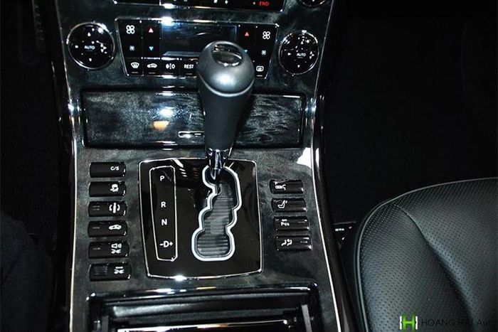 Siêu xe sang Maybach 62S vẫn được trang bị khối động cơ V12, dung tích 5.5 lít tương tự như bản tiêu chuẩn, tuy nhiên, các kỹ sư AMG đã tinh chỉnh lại "trái tim" này để mang đến công suất tối đa 612 mã lực và mô-men xoắn cực đại 1.000 Nm.