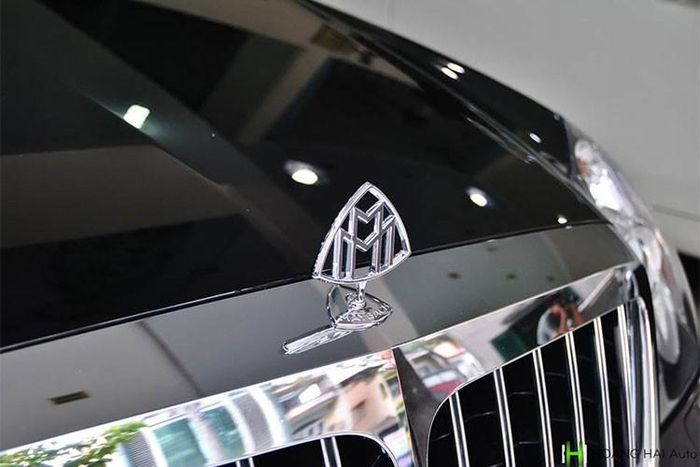 Được xem là phiên bản cuối cùng được sản xuất, chiếc Maybach 62S trong bài viết này cũng có một số điểm khác biệt so với các đời trước như 2 hốc gió trước được trang bị thêm dải đèn LED chiếu sáng ban ngày.
