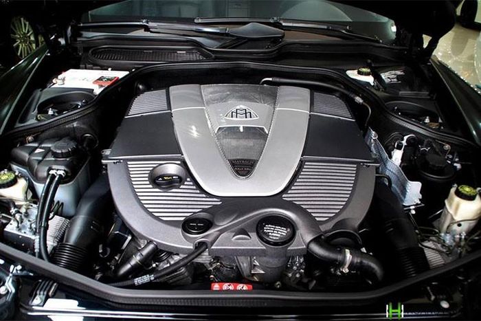 Động cơ kết hợp cùng hộp số 5 cấp, Maybach 62S tăng tốc từ vị trí xuất phát lên 100 km/h chỉ trong vòng 4,5 giây trước khi đạt vận tốc tối đa 250 km/h. Ngoài ra, xe cũng có nhiều tính năng an toàn khác như kiểm soát hành trình, hệ thống phân bổ lực phanh SBC, hệ thống treo AirMatic...