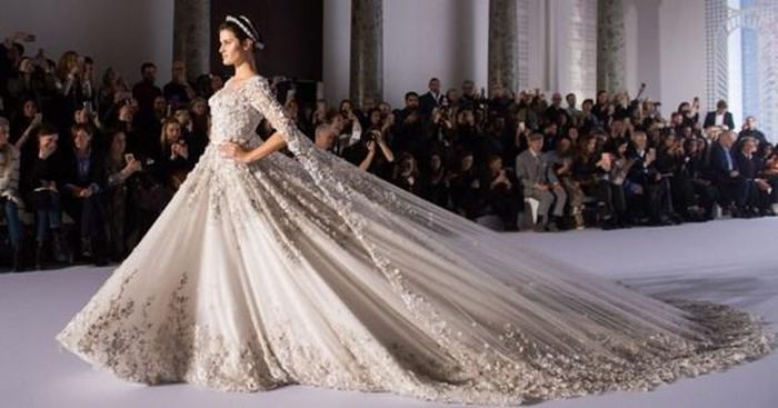 Tinh tế, lãng mạng nhưng vẫn không kém phần xa hoa và hào nhoáng, những chiếc váy cưới Ralph &amp; Russo là ước mơ của bất cứ cô gái nào. Chính vì thế, nếu công nương mới của Anh Quốc mong muốn nhà mốt này tạo nên thiết kế mà mình sẽ mặc trong sự kiện quan trọng nhất cuộc đời, điều ấy hoàn toàn dễ hiểu.
