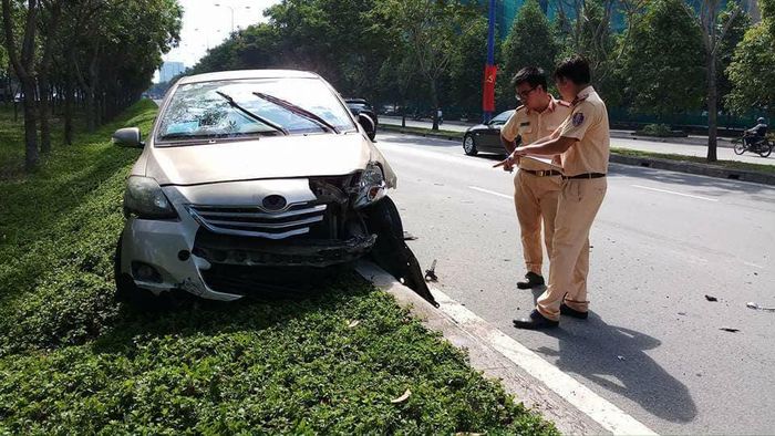 Đội CSGT xử lý tai nạn quận 2 có mặt tại hiện trường - Ảnh: Xuân Đoàn