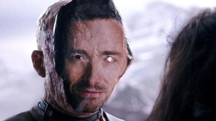 Deadpool đeo mặt nạ Wolverine trong phần 1 của phim. Ảnh: 20th Century Fox 