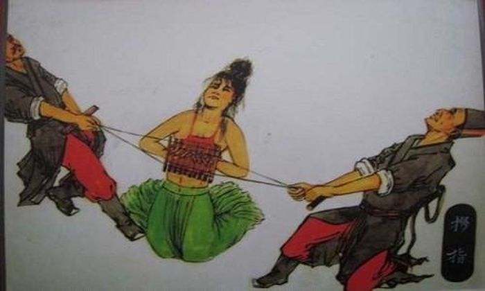 Kẹp ngón tay là một trong những hình thức tra tấn rùng rợn ở Trung Quốc thời phong kiến. Nguyên do là vì phạm nhân sẽ bị kẹp các đầu ngón tay trong quá trình tra khảo, xét xử.