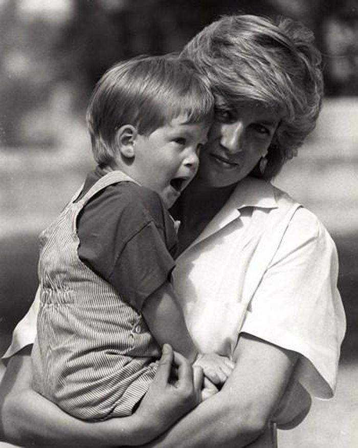 Công nương Diana bế con trai thứ 2, Hoàng tử Harry, khi còn bé.