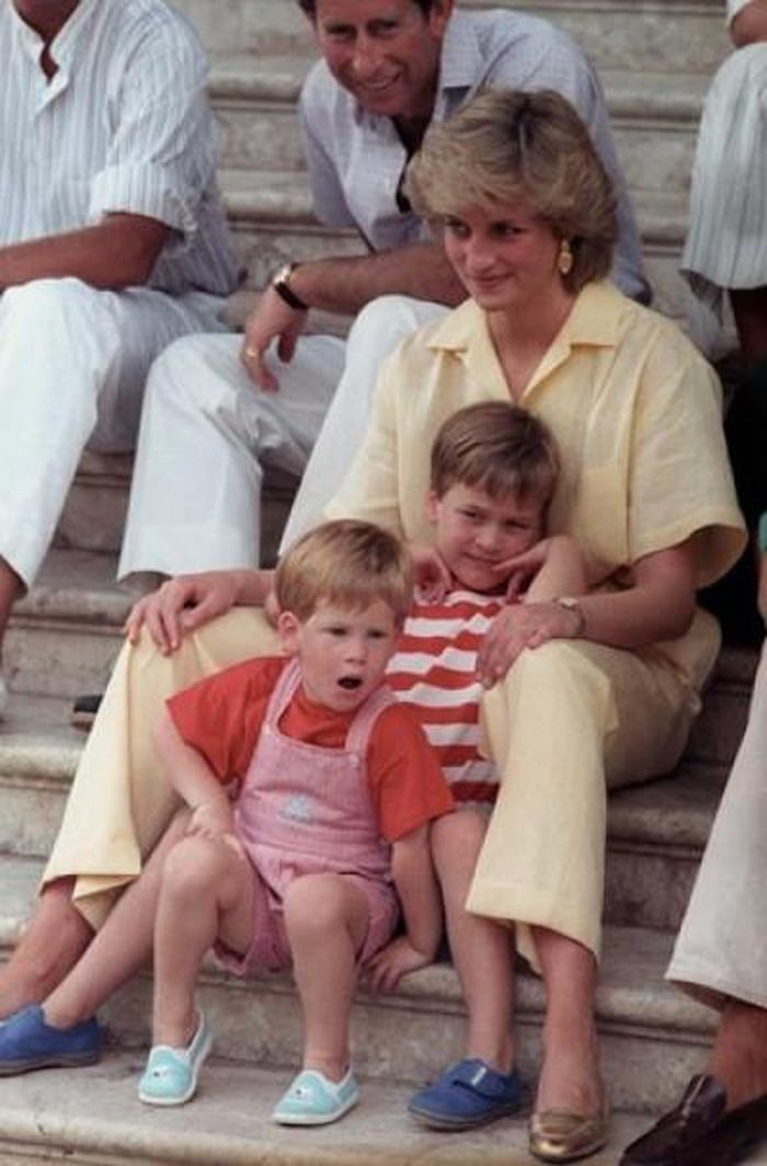 Công nương Diana cùng Hoàng tử William 6 tuổi, và Hoàng tử Harry 3 tuổi, tại Palma de Mallorca, Tây Ban Nha, năm 1987.