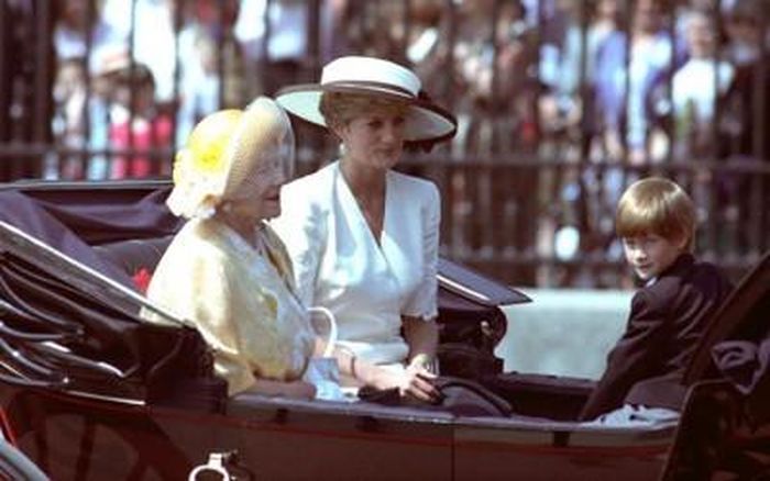 Hoàng tử Harry cùng mẹ và bà rời khỏi Cung điện Buckingham.