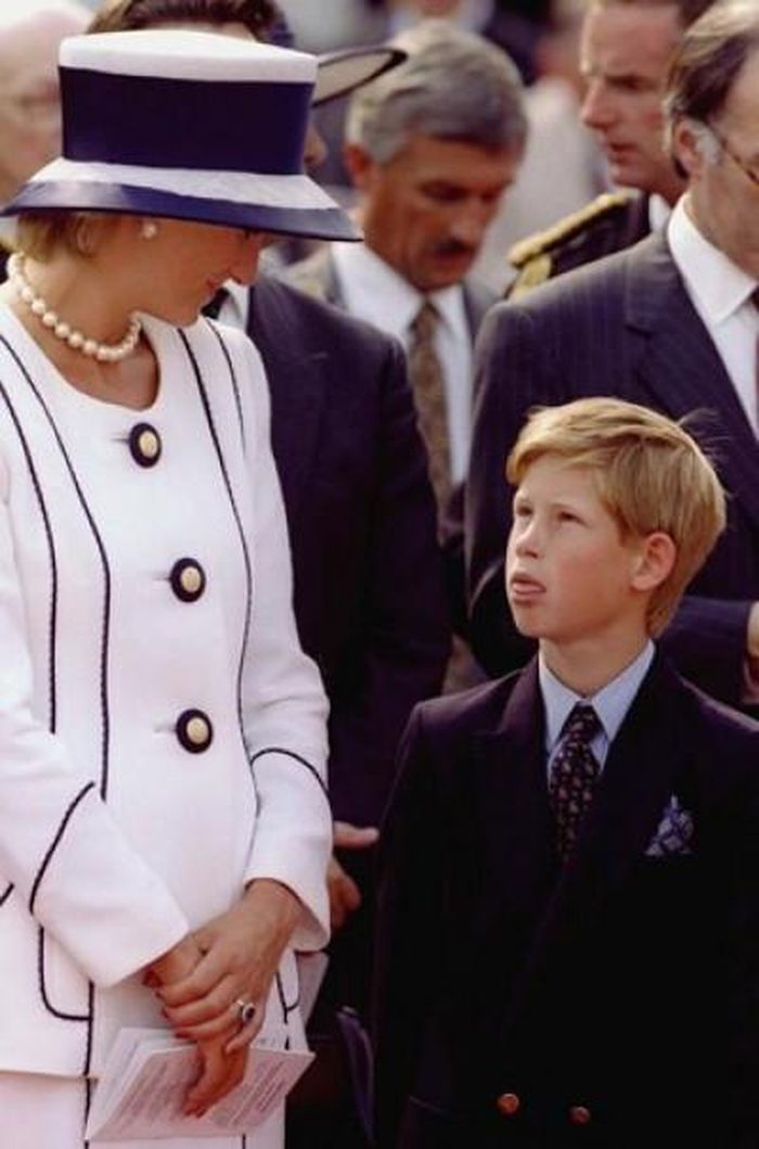 Cậu bé Harry lém lỉnh nghịch ngợm bên mẹ.