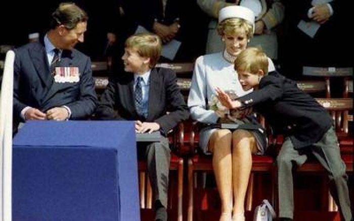 Thái tử nước Anh Charles, cùng vợ là Công nương Diana, 2 con trai là Hoàng tử William và Harry.