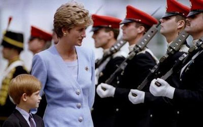 Công nương Diana cùng Hoàng tử Harry trong một lễ duyệt binh năm 1993.