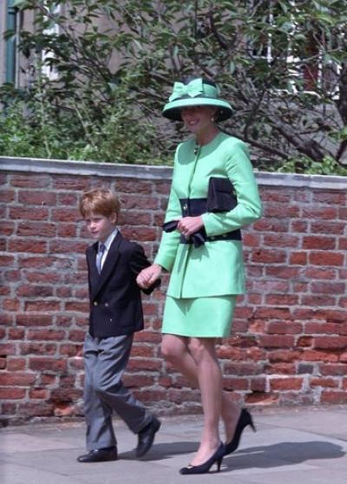 Công nương Diana và Hoàng tử Harry tới dự đám cưới con gái của Công tước xứ Kent Helen Windsor năm 1992.