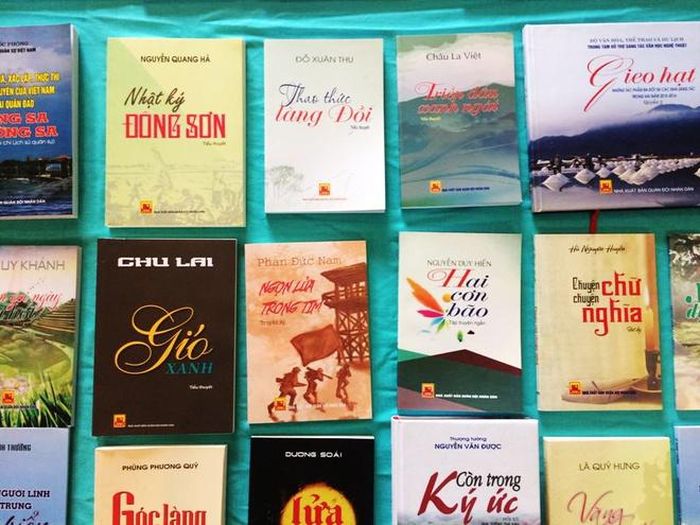 Một số tác phẩm văn chương do NXB Quân đội Nhân dân phát hành năm 2017.