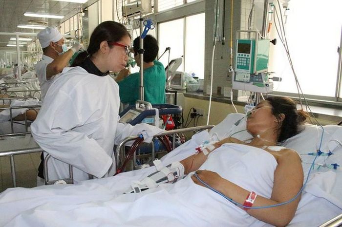  Nhờ được cứu chữa, chị Dao đã qua cơn nguy kịch nhưng nợ viện phí đã lên tới hàng trăm triệu đồng