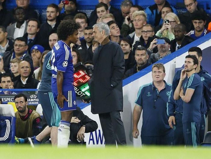  Truyền thông Anh đưa tin, Man Utd đang muốn tận dụng cơ hội để đưa Willian đến sân Old Trafford ngay hè này. Tuy nhiên, mức giá để "Quỷ đỏ" sở hữu ngôi sao chạy cánh người Brazil sẽ không dưới 35 triệu bảng. Willian sẽ bước sang tuổi 30 vào tháng 8 này, vì vậy CĐV MU không mấy tin tưởng về độ thành công của thương vụ này. 