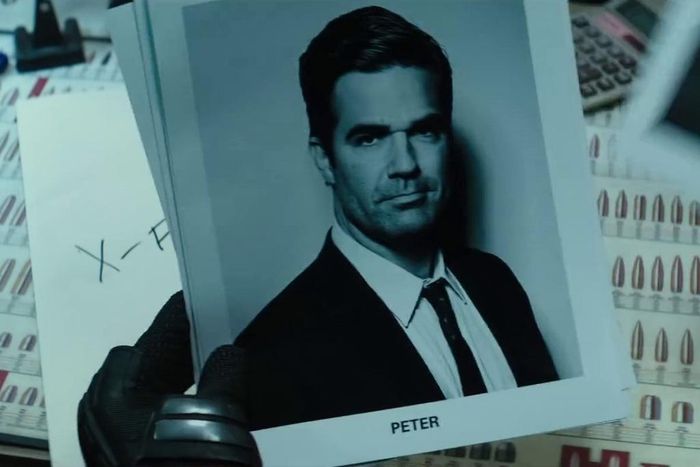 Danh hài Rob Delaney vào vai một nhân vật có tên Peter trong phim. Đây rất có thể là Peter Wisdom - một mật vụ chính phủ chuyên trách các vấn đề liên quan tới người đột biến, đặc biệt là nhóm X-Force. Ở truyện tranh, anh thậm chí còn là người dẫn dắt Bedlam. Ở trailer, Deadpool coi Peter là một ứng viên cho nhóm X-Force, nhưng hiện chưa rõ liệu mối quan hệ giữa hai người sẽ đi tới đâu.