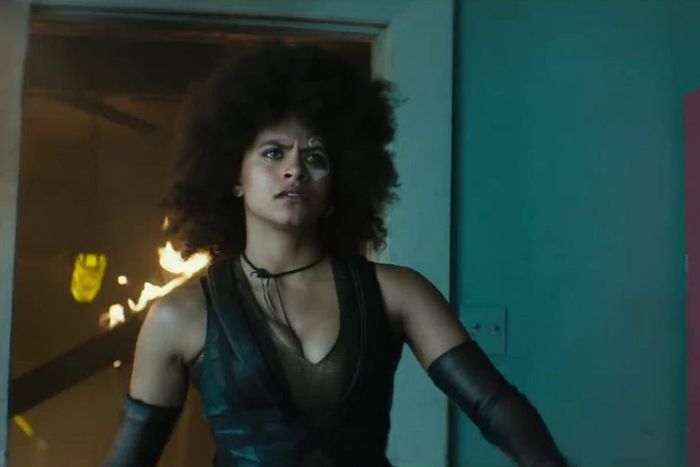 Domino (Zazie Beetz) là một nhân vật mới đã được xác nhận của Deadpool 2. Cô vốn là lính đánh thuê, với khả năng thao túng vận may của bản thân và đối thủ. Trong truyện tranh, Domino từng là thành viên của cả nhóm Six Pack lẫn X-Force.