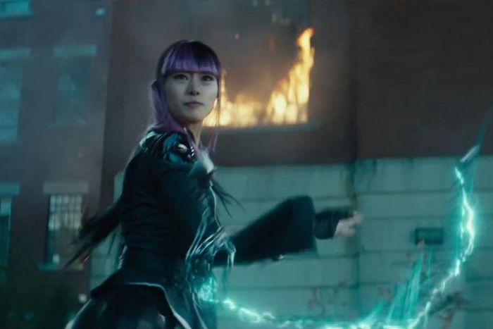 Một gương mặt bí ẩn nữa của Deadpool 2 là nhân vật chưa rõ danh tính do Shioli Kutsuna thể hiện. Nhưng nhìn vào tạo hình và phục trang, fan của X-Men đoán rằng cô chính là Surge - dị nhân Nhật Bản có khả năng điều khiển dòng điện. Từ trailer của bộ phim, có thể thấy Surge là bạn thân của Negasonic.