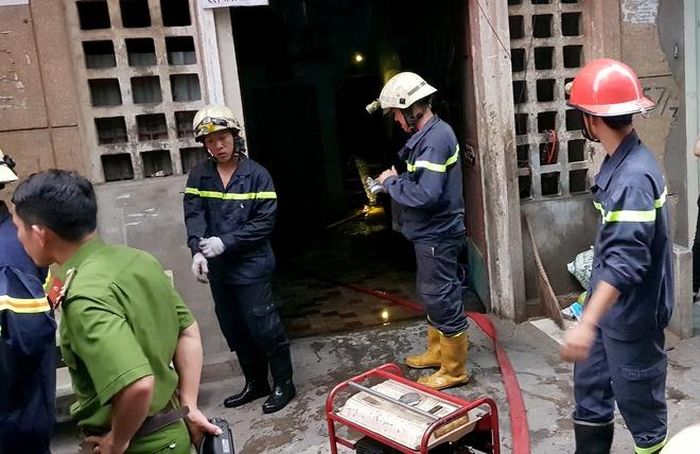 Cảnh sát có mặt kịp thời giải cứu 2 nạn nhân mắc kẹt, dập tắt đám cháy. Ảnh: Thái Linh.