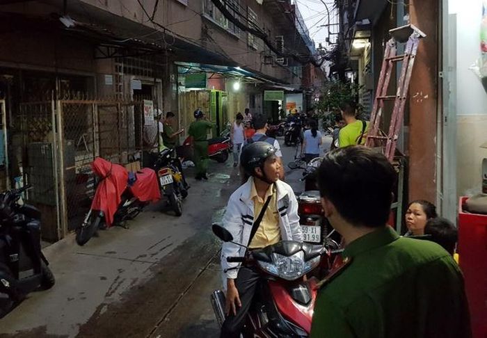 Cảnh sát đang điều tra nguyên nhân vụ cháy. Ảnh: Lê Trai.