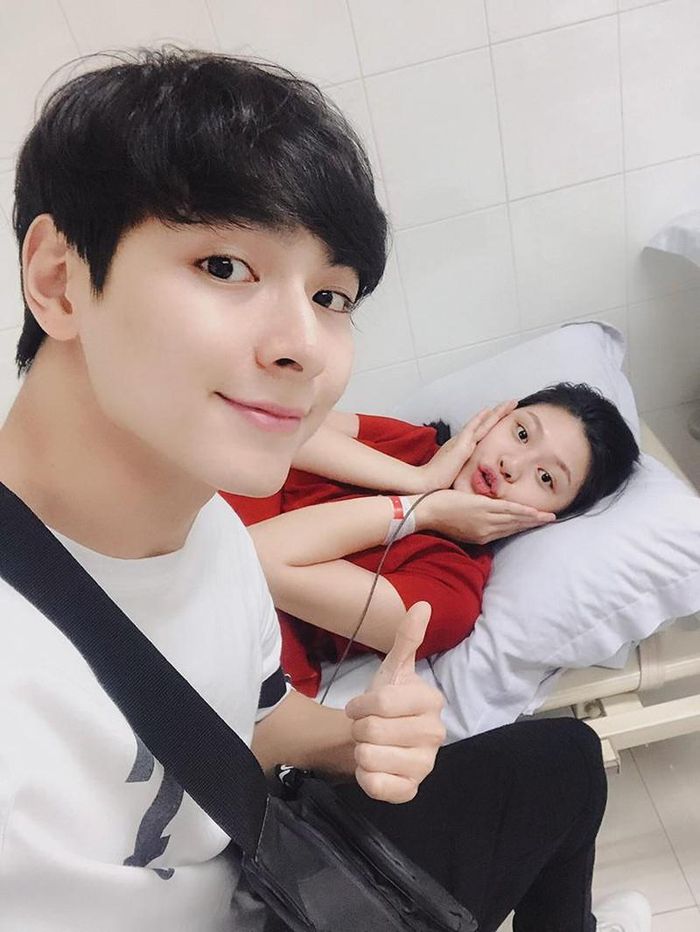 Cặp vợ chồng nhắng nhít chụp ảnh trước khi Chúng Huyền Thanh lên bàn mổ. 