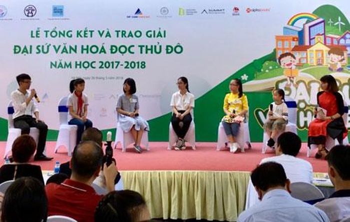 Các đại sứ văn hóa đọc Thủ đô giao lưu với khán giả. Ảnh: Thụy Du