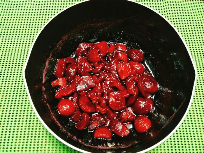 Phần thịt mận bạn cho vào nồi, thêm 50 gr đường còn lại và bật bếp nấu lửa nhỏ vài phút, dằm cho nát ra và vớt bỏ hạt, hỗn hợp hơi sệt lại là tắt bếp. Vậy là bạn đã có sốt mận hậu, để cho nguội sau đó bạn cho vào hũ sạch đậy nắp để dùng dần. Sốt mận hậu có thể phết lên bánh mì, cho vào sữa chua ăn cùng rất ngon.