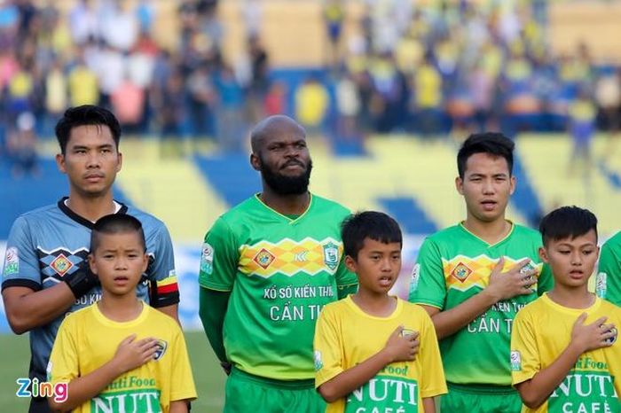 Hữu Dũng (áo xanh bìa phải) được cho mượn trong 1 năm. Ảnh: Minh Chiến.