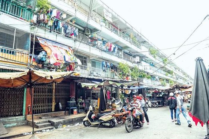 Khu chung cư Ngô Gia Tự (quận 10) xây dựng từ năm 1969 đã xuống cấp nhiều năm nay. Ảnh: PHẠM LONG