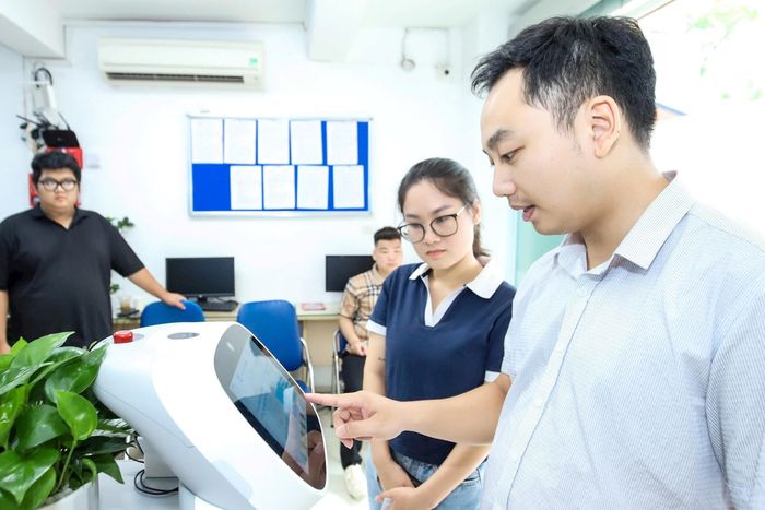 AI chỉ là công cụ hỗ trợ, không thể thay thế vai trò của người cán bộ lãnh đạo, quản lý. Ảnh: PN