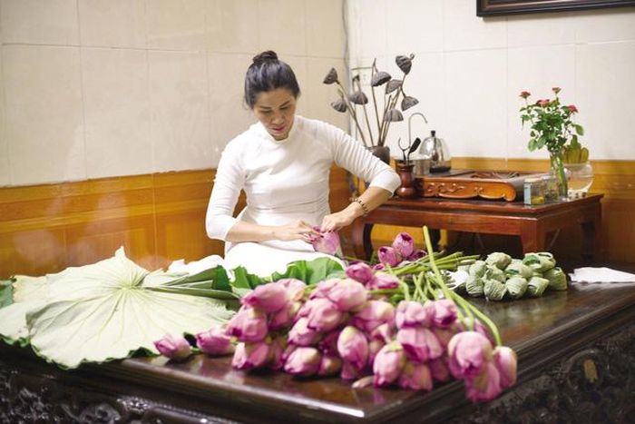 Ướp trà sen là một thú ẩm thực tao nhã của người Hà thành.
